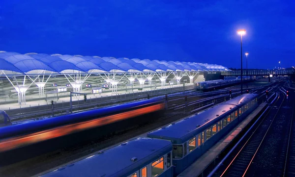 Şehirdeki Tren Istasyonunun Gece Manzarası — Stok fotoğraf