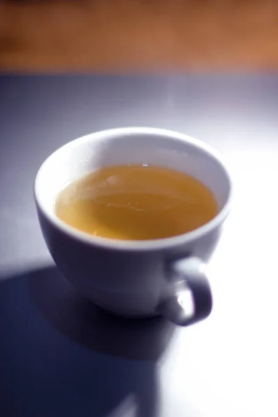 Tasse Heißen Tee Mit Zitrone Auf Einem Holztisch — Stockfoto