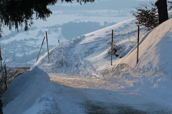 Akşam Karanlığına Doğru Batarken Güneş Hala Kırmızımsı Bir Işık Gösteriyor — Stok fotoğraf