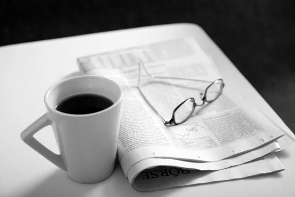Tasse Kaffee Und Zeitung Auf Dem Tisch — Stockfoto