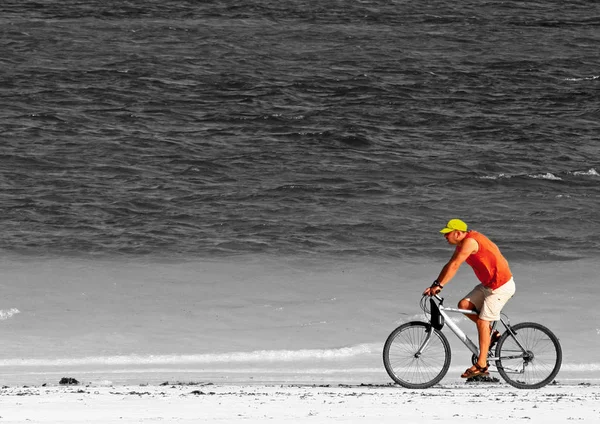 Giovane Bicicletta Sulla Spiaggia — Foto Stock