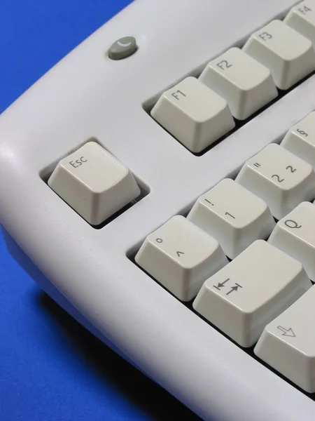蓝色背景上的键盘和计算器 — 图库照片