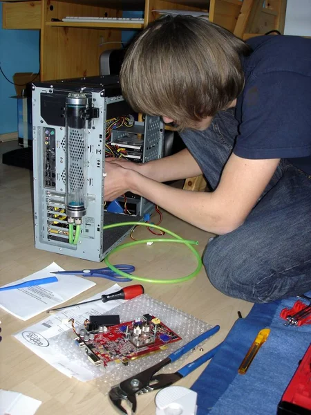 Uomo Sta Usando Computer Officina — Foto Stock