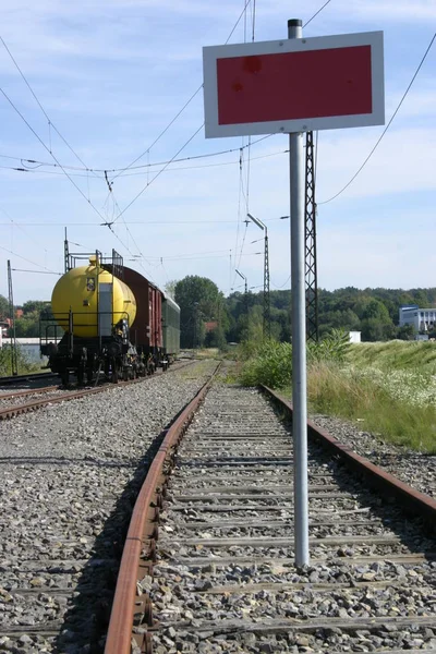 Trilha Ferroviária Com Vagões Placa Bloqueio — Fotografia de Stock