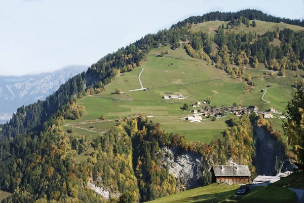 从Dutjen在Brno之后的观点来看 Valendas Graubunden Switzerland社区的两个派别 — 图库照片