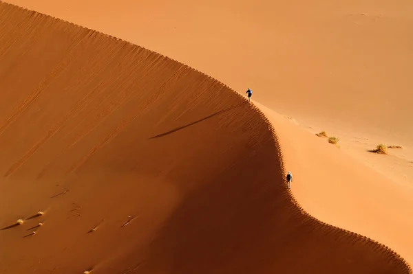 Klim Naar Een 300M Hoge Zandduin Bij Sossusvlei Namib Woestijn — Stockfoto