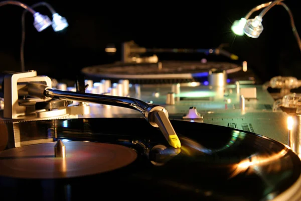 Plattenspieler Spielt Musik Auf Dem Tisch — Stockfoto