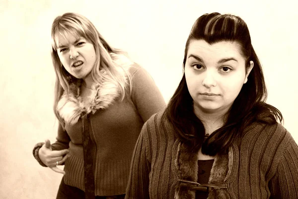 Deux Jeunes Femmes Dans Noir Blanc — Photo