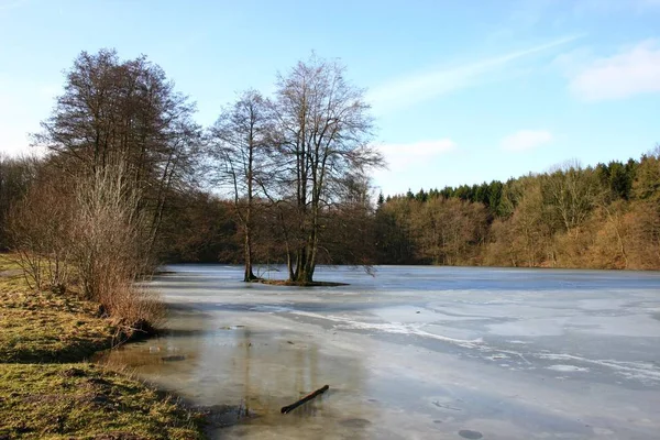 Nosso Caminho Passou Pelo Pequeno Lago Perto Formação Rochosa — Fotografia de Stock