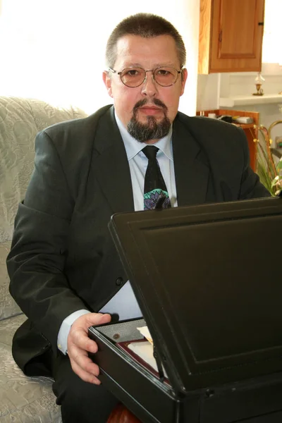 Biznesmen Garniturze Laptopem — Zdjęcie stockowe
