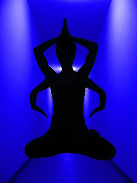 Silhouet Van Een Vrouw Een Yoga Pose Een Blauwe Achtergrond — Stockfoto