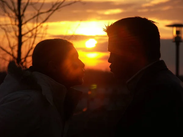 Coppia Innamorata Baciarsi Tramonto — Foto Stock