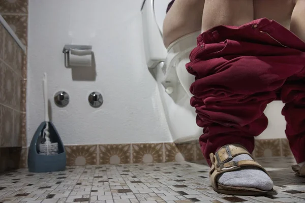 Hombre Una Camisa Roja Los Guantes Están Pie Habitación —  Fotos de Stock