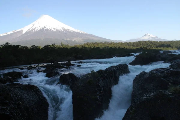 Hermosa Cascada Sobre Fondo Naturaleza — Foto de Stock