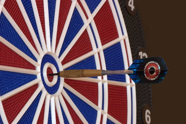 Dartboard Con Frecce Isolate — Foto Stock