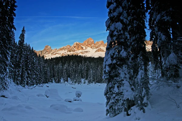 Ovanför Den Frusna Snöig Karersee — Stockfoto