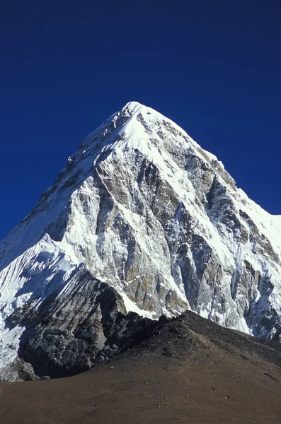 ネパールとチベットの国境に位置する浦里 7165M 目の前にある瓦礫の丘はカラの道 5550M ですエベレストの正方形の天才を見渡すことができます — ストック写真