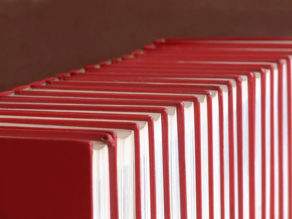 Стопка Красных Белых Листов Бумаги Фона — стоковое фото