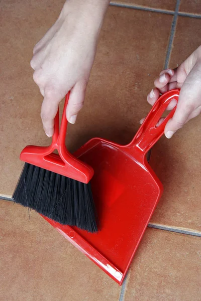 Close Hand Brush Cleaning Scoop — Stock Photo, Image