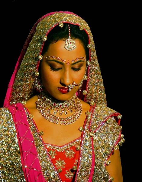 Noiva Indiana Seu Vestido Casamento Pouco Antes Cerimônia — Fotografia de Stock