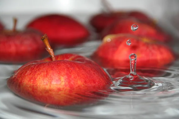 Manzanas Mientras Bañan Con Una Bomba Agua — Foto de Stock