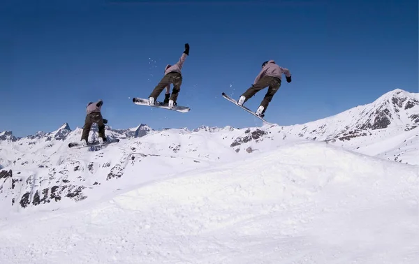滑雪场斜坡上的雪板 — 图库照片