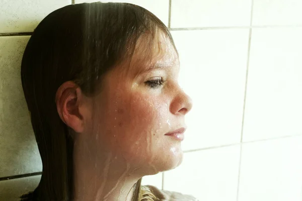 Młoda Kobieta Pod Prysznicem — Zdjęcie stockowe