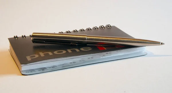 Notebook Telefonico Con Penna Primo Piano — Foto Stock