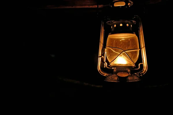 Lumière Suspendue Sur Fond Sombre — Photo
