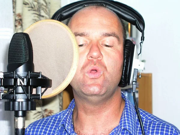 Hombre Cantando Micrófono Estudio — Foto de Stock