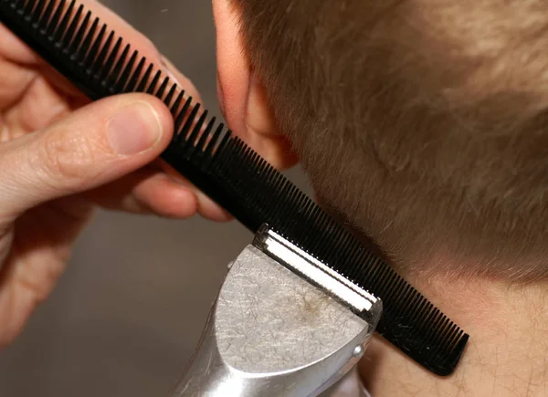 Man Cutting Hair Young Barber — Stock Photo, Image