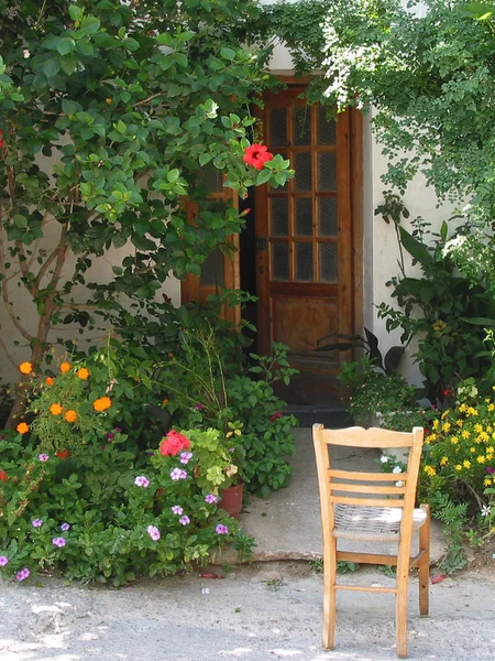 Вхід Маленького Садового Будинку Криті — стокове фото