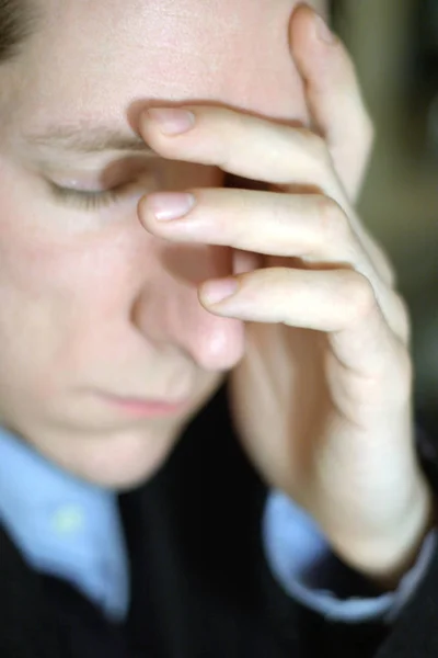 Nahaufnahme Eines Jungen Mannes Mit Den Händen Gesicht — Stockfoto