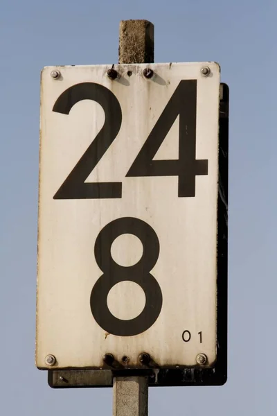 Altes Rostiges Schild Auf Einer Straße — Stockfoto
