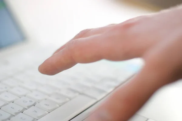 Κοντινό Πλάνο Γυναικείας Δακτυλογράφησης Χεριών Πληκτρολόγιο Laptop — Φωτογραφία Αρχείου