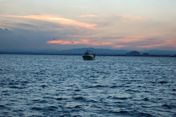 Kıyıdaki Balıkçı Teknesi Manzarası — Stok fotoğraf