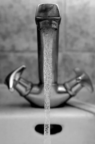 Kran Med Rinnande Vatten — Stockfoto