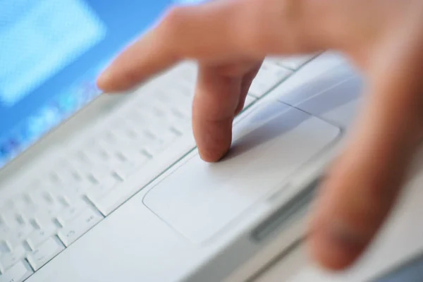 女性手在笔记本电脑键盘上打字的特写 — 图库照片
