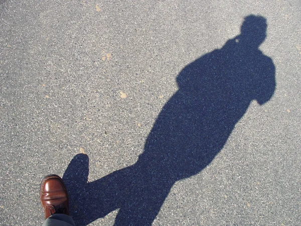 Botín Masculino Sombra Sobre Asfalto — Foto de Stock