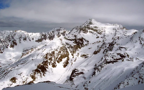 その後の写真シリーズでは雪と氷の話題を長い間ロックしています 2006年3月25日 スキー場ソルダで撮影されました ソルダスキー場は1950メートルから3150メートルまで海面上に広がっています — ストック写真