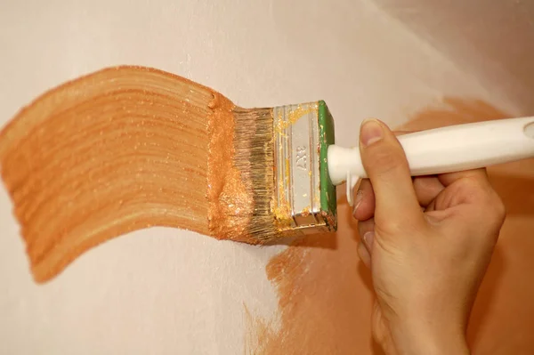 Pintor Mão Segurando Pincel Pintura Parede — Fotografia de Stock
