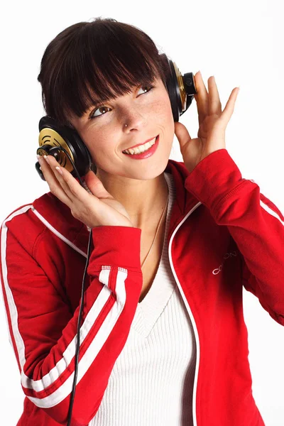 Een Vrouw Zit Glimlachen Met Een Headset Luistert Naar Muziek — Stockfoto