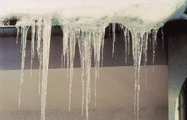 Icicles Даху Будинку — стокове фото