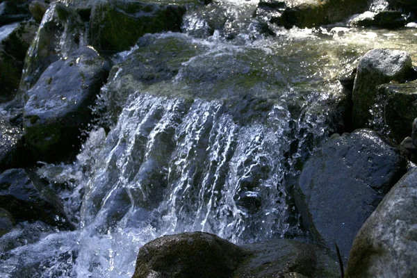 Hermosa Cascada Sobre Fondo Naturaleza —  Fotos de Stock