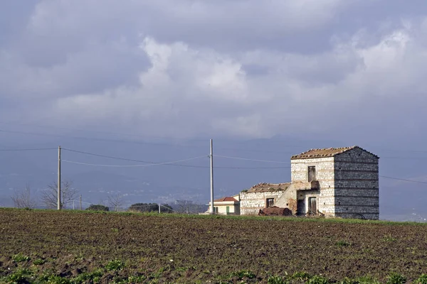 Haus Auf Dem Feld — Stockfoto