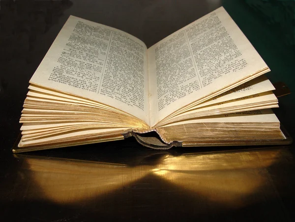 Viejo Libro Con Una Biblia Una Mesa Madera — Foto de Stock