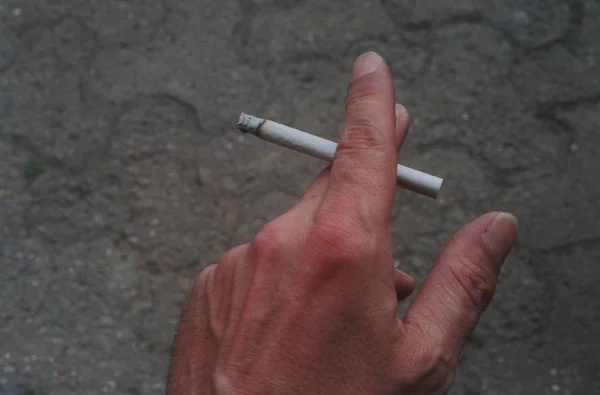 Hombres Mano Con Cigarrillo —  Fotos de Stock