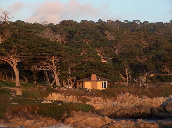 小石のビーチにある牧歌的な家 — ストック写真