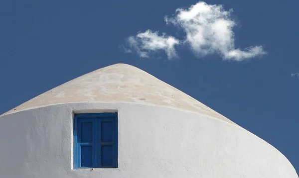 Weiße Häuser Blaue Fenster — Stockfoto