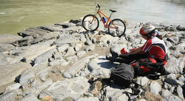 Horský Cyklista Sedí Skalách Dívá Dálky — Stock fotografie